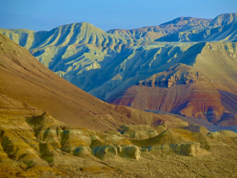 Aktau means «white mountains» in Kazakh