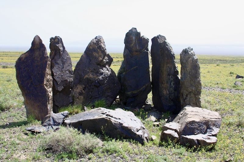 dolmens around burial mounds in Bes Shatyr